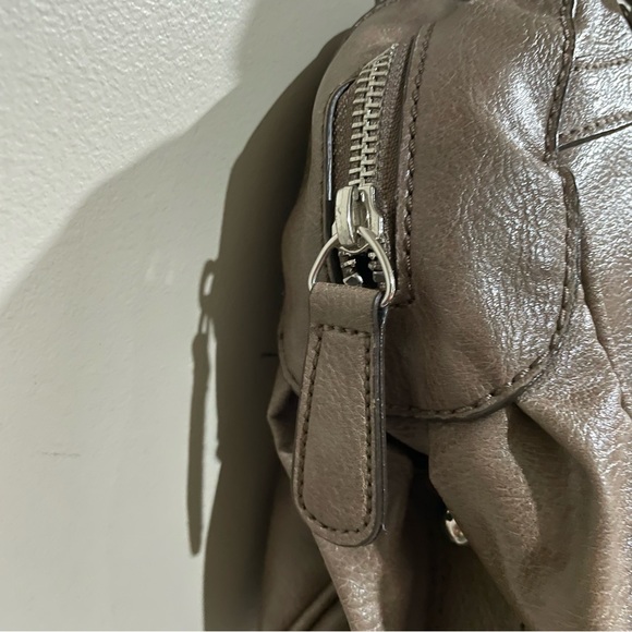 GUESS Hand Bag Purse in Grayish Brown Faux Leather - Picture 10 of 13